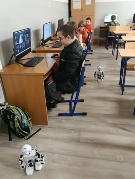 uczniowie pracują z robotami JD Humanoid w środowisku ARC