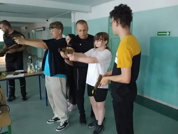 Festyn Bezpieczeństwa w SP nr 7 - ćwiczenia strzeleckie naszych uczniów klas ósmych - zdj6