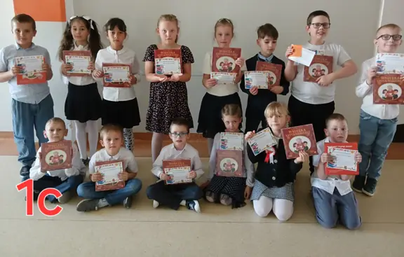 Uczniowie kl. Ic z książeczkami, które dzieci otrzymały z okazji Pasowania na Czytelnika.