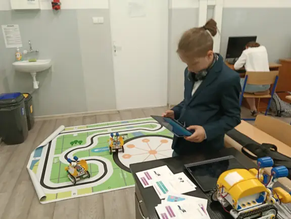 uczen-tworzy-program-dla-robota-skribot-jpg