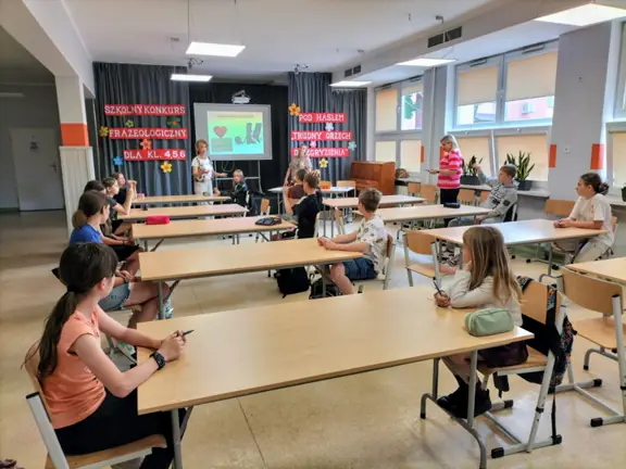 Pani bibliotekarka wita uczestników Szkolnego Konkursu Frazeologicznego.