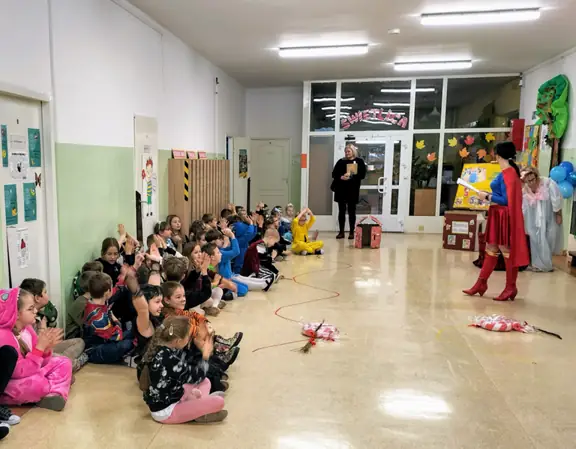 Dzieci klaszczą, ponieważ podały właściwą odpowiedź w zabawie PRAWDA czy FAŁSZ