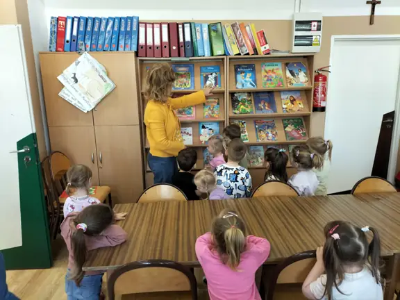 przedszkolaki-ogladaja-wystawe-bajek-i-bajeczek--jpg