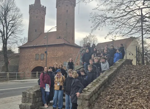 Zdjęcie całej grupy polsko- niemieckiej na tle Bramy Portowej