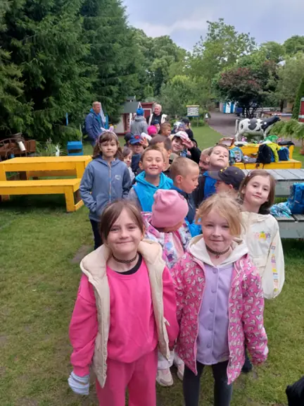 Uczniowie ustawiają sie w pary, gotowi na spotkanie z alpakami