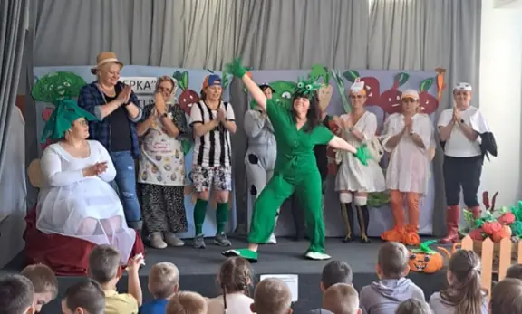 Bohaterowie wiersza na scenie