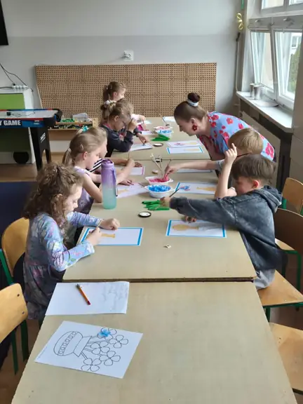 uczniowie-wykonuja-prace-plastyczna-o-kwiatach-jpeg