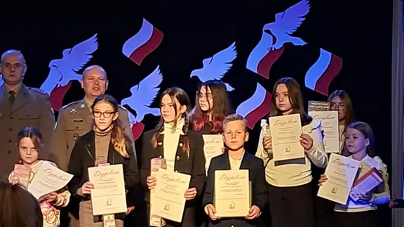 Nagrodzeni uczestnicy pozuja do wspólnego zdjęcia