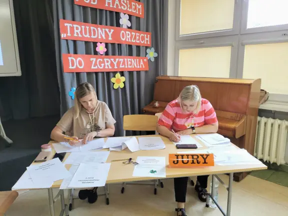 Jurorki oceniają wykonanie zadań konkursowych.