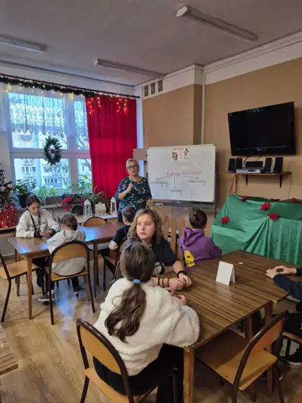 pani-bibliotekarka-podaje-uczniom-kl--ivc-informacje-o-katalogach--jpg