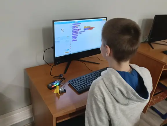 uczen-testuje-diody-rgb-w-cyberpi-jpg