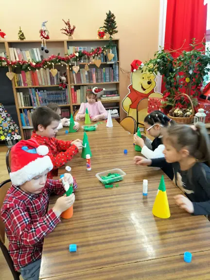 dzieci-oklejaja-stozek-zielonym-papierem--jpg