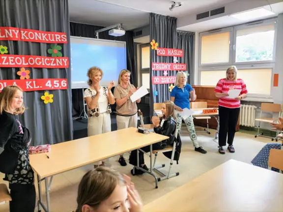 Jurorki przedstawiają wyniki Szkolnego Konkursu Frazeologicznego.