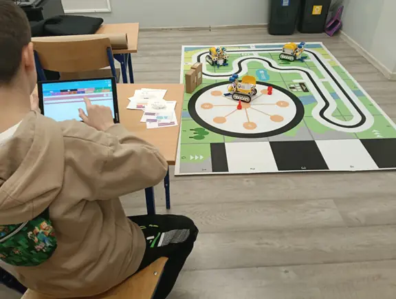 uczen-tworzy-program-do-jazdy-robota-wzdluz-krawedzi-okreslonej-figury-jpg