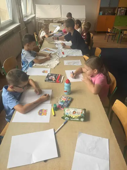 Uczniowie wykonują swoją koszulkę piłkarską