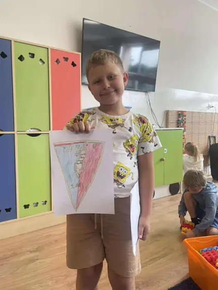 Uczeń prezentuje rysunek herbu piłkarskiego