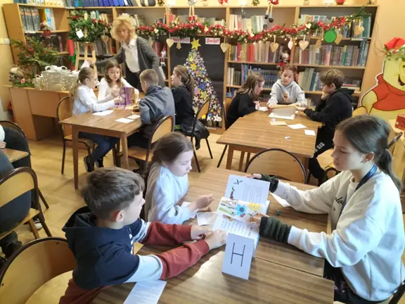 uczniowie-kl--ivc-pracuja-w-grupach-ogladaja-ksiazki-zdobywaja-o-nich-informacje-elementy-karty-katalogowej--jpg