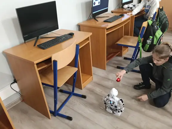 uczen-wykorzystuje-mechanizmy-sztucznej-inteligencji-do-sledzenia-czerwonego-elementu-przez-robota-jd-humanoid-jpg