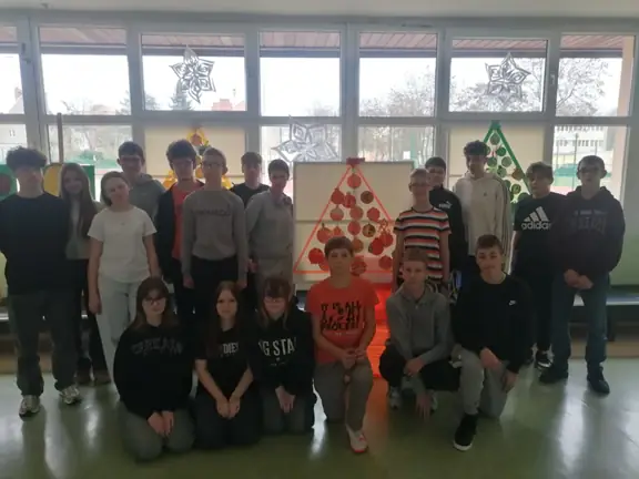 Uczniowie pozują przy choince