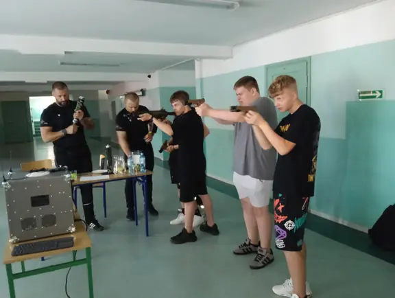 Festyn Bezpieczeństwa w SP nr 7 - ćwiczenia strzeleckie naszych uczniów klas ósmych - zdj14