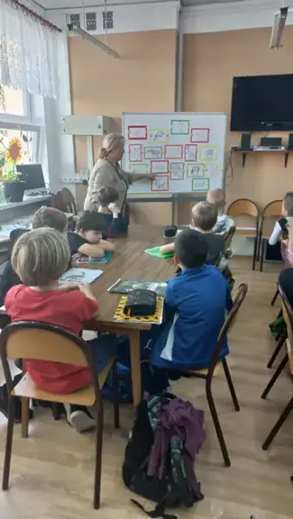 Uczniowie kl. II a nazywają zwierzęta, o których pisał Jan Brzechwa.