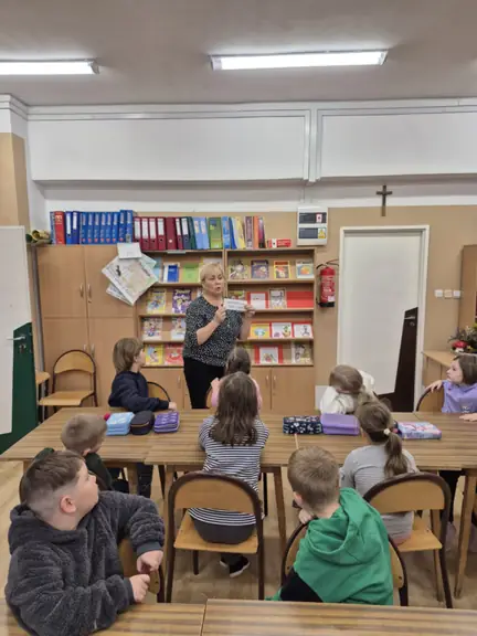 Pani bibliotekarka przedstawia dzieciom z kl. IIa postać Jana Brzechwy-2.