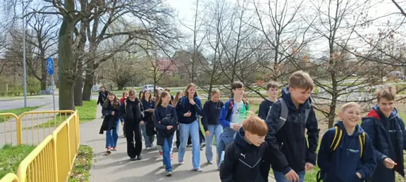 Grupa uczniów spaceruje w Parku Jagiellońskim