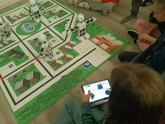 uczniowie na zajęciach sterują i programują roboty JD Humanoid