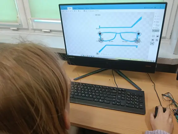 uczennica tworzy projekt 3D nasadki na Halloween na oprawki okularów