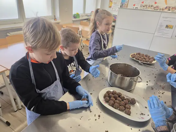 uczniowie przy pracy w kuchni