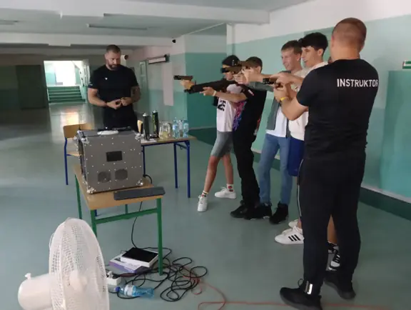 Festyn Bezpieczeństwa w SP nr 7 - ćwiczenia strzeleckie naszych uczniów klas ósmych - zdj10