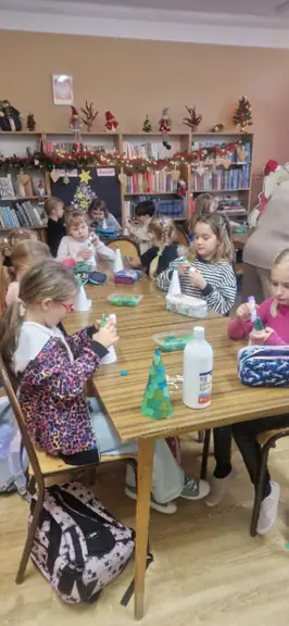 uczniowie-z-kl--1a-wykonuja-swiateczne-choinki--jpg