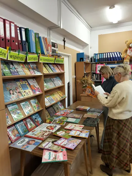 Nauczyciele zapoznają się z eksponowanymi publikacjami.