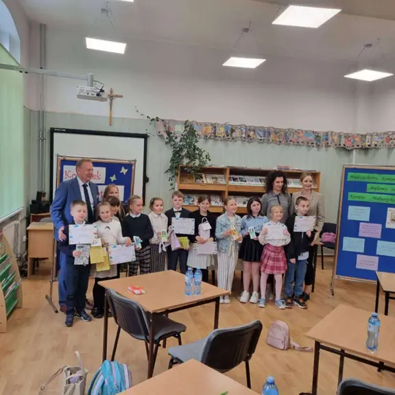 Uczniowie kl. IIIa w gronie uczestników Międzyszkolnego Konkursu Wiedzy o życiu i twórczości Kornela Makuszyńskiego w SP. nr 5.