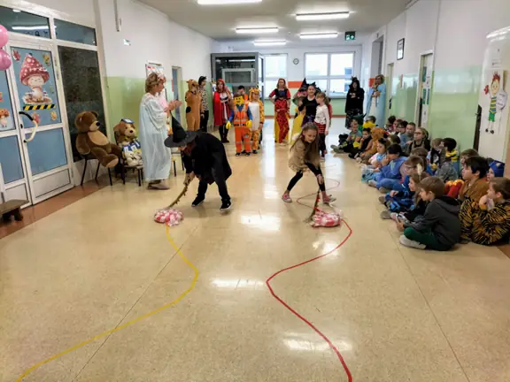 Dziewczynki pokonują slalomem wyznaczone tory.