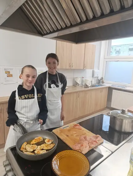 uczniowie przy pracy w kuchni