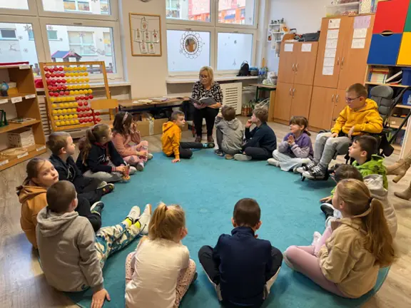 bibliotekarka-czyta-dzieciom-z-kl--1c-fragment-ksiazki-kubus-puchatek--jpg