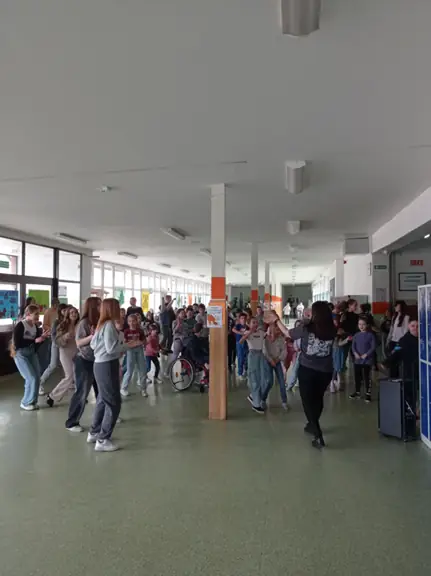 Wspólny taniec uczniów Szkoły.