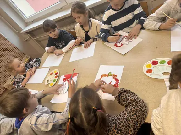 Kiedy farby i papier spotykają się z wyobraźnią, powstają małe dzieła sztuki