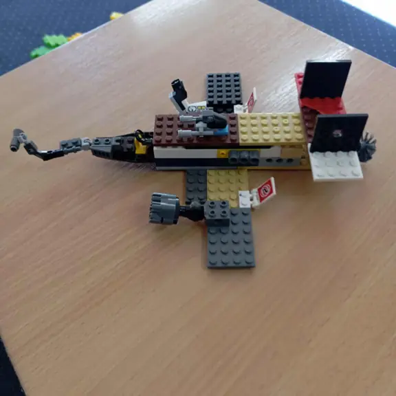 Samolot wykonany z klocków lego