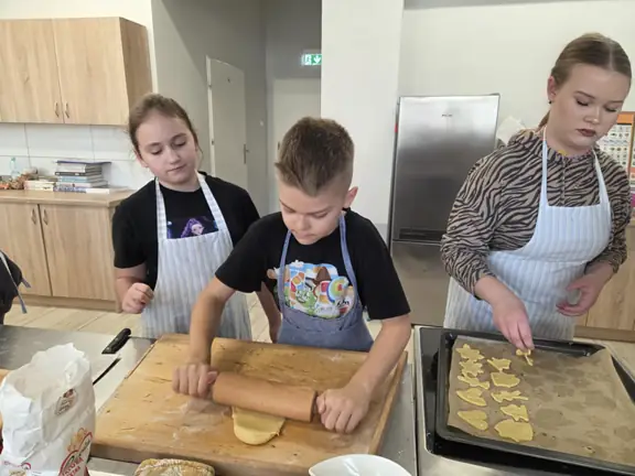 uczniowie przy pracy w kuchni