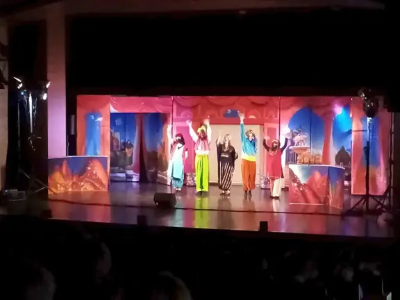 Aktorzy Wrocławskiego Teatru Narodowego żegnają się z widzami po skończonym spektaklu.