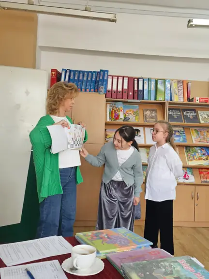 Uczennica kl. IIb prezentuje klasową książeczkę.