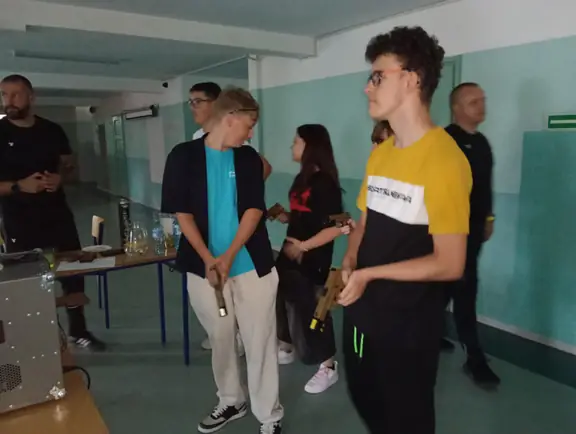 Festyn Bezpieczeństwa w SP nr 7 - ćwiczenia strzeleckie naszych uczniów klas ósmych - zdj2