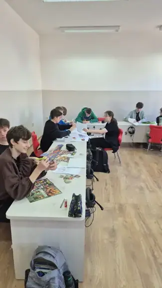 Uczniowie w grupach pracują przy tworzeniu plakatów