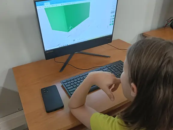 uczennica wykonuje włsany projekt w programie 3D Builder