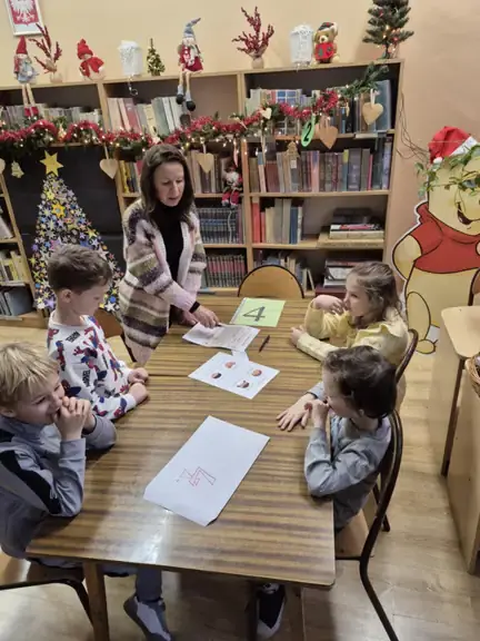 grupa-nr-4-z-kl--1b-wykonuje-zadanie-w-escape-roomie--jpg