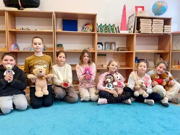 Dzieci z kl. IIIc pozują do zdjęcia z misiami.