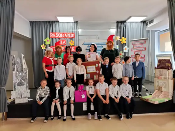 Pamiątkowe zdjęcie uczniów kl. Ib z aktorami.