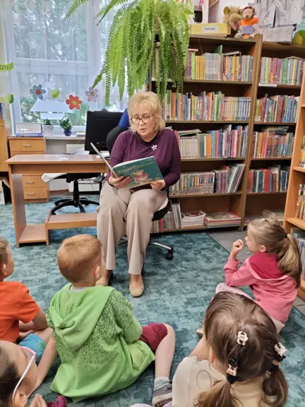 przedszkolaki-sluchaja-czytanego-przez-p--bibliotekarke-opowiadania-tupcio-chrupcio--umiem-sie-dzielic--jpg